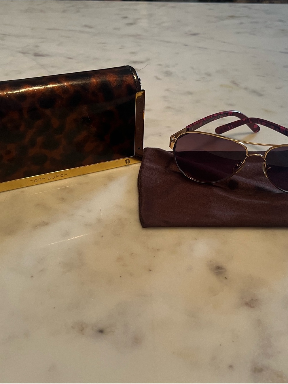 Tory Burch Women's Tortoiseshell Sunglasses with Gold Frame - Pink Ear Pieces